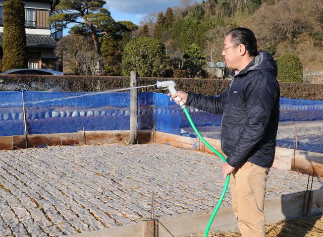 凍みこんにゃく　水まき