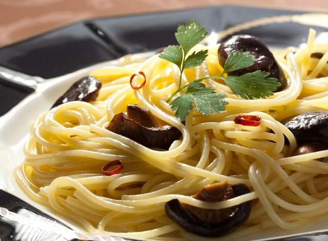 しいたけのオイル漬けで作ったパスタ