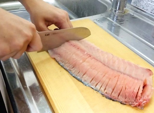 ２～３ミリ間隔で切れ目を入れる
