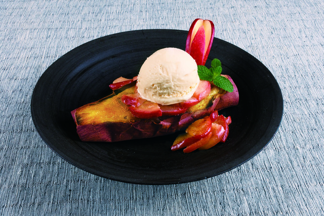 焼き芋バルケッタ 「アイスクリームとキャラメリゼりんご添え」