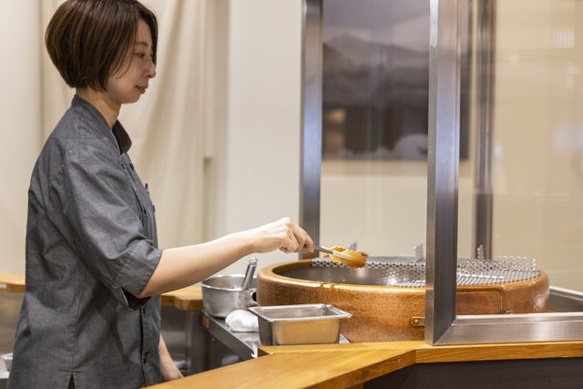 銅製の鍋で一つ一つ丁寧にトンカツを揚げるシェフの阿部さん