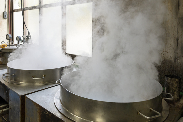 大釜で昔ながらの手法で作ります