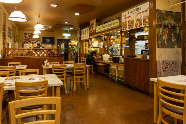 テーブル席と小上がりを用意。老若男女幅広い世代に愛される地元の人気店です。