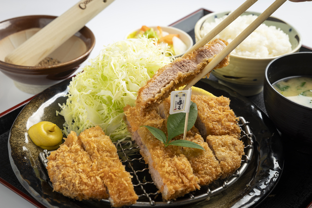 こちらは常陸の輝きとんかつ。銘柄豚の食べ比べができるセットも用意されています。