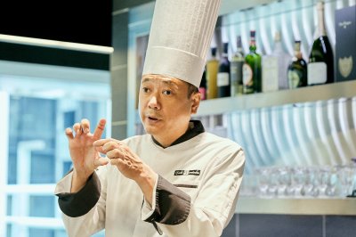 鎧塚俊彦氏