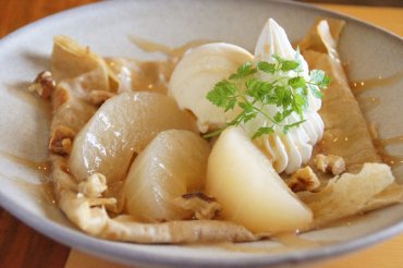 常陸乃梅シロップで煮た茨城県産梨のコンポート添えキャラメルソースガレット