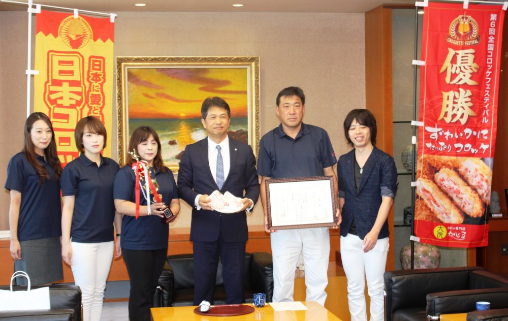 グランプリの受賞は茨城県内の団体としては初めてということで、梶間社長らは県庁を訪れ、大井川和彦知事に報告しました。
