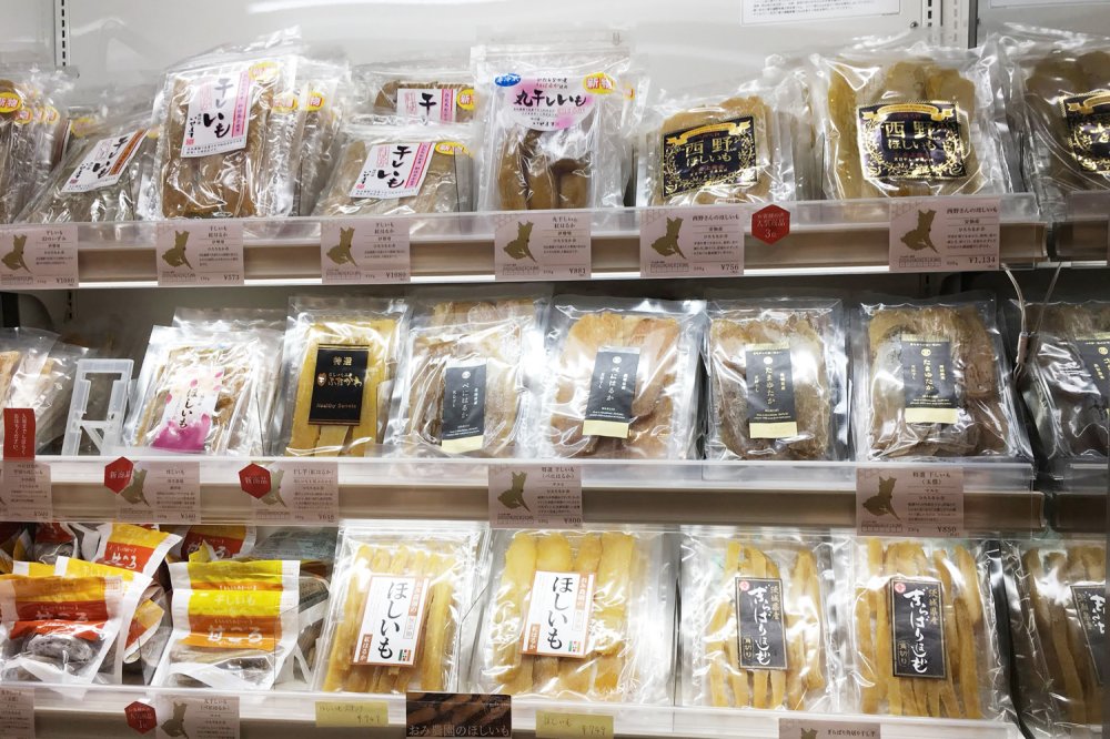 茨城冬の特産品といえば「干し芋」！旬の冬季にはズラリと並びます。