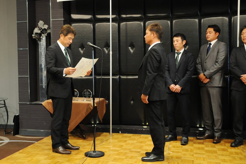 主催者を代表して、茨城県知事より各受賞者に表彰状とトロフィーが贈られました。