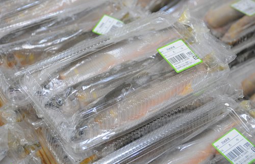 天然鮎　6月から解禁|店外では鮎の塩焼き。店内では天然鮎を販売しています。