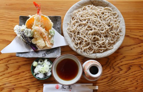 常陸秋そばのざるそばと毎日厨房で丹念に出汁をとるそばつゆは風味と味の濃さのバランスが良く、天ぷらを食べる際にも相性が良く仕上がっています。天ぷらには海老のほか、季節の地元野菜を中心に約5種類添えられています。