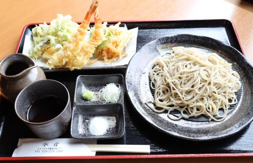 海老と季節野菜を中心に天ぷらを添えています。春はよもぎ、冬はセリなど店舗の周辺の田園で収穫できる香草の天ぷらは好評です。
