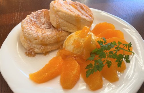 オレンジとフロマージュ　天使のふわふわパンケーキ|サッパリとしていて、コクのある味わいのフロマージュブランで胸の奥まで清々しくなる、自然で豊かな香りが特徴のネーブルオレンジで楽しむパンケーキです。