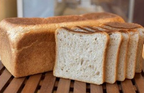 全粒粉食パン|ふわふわしっとりで小麦の香ばしさがおいしい人気急上昇商品。
