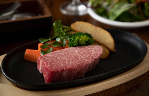 茨城県が誇る高級ブランド和牛「常陸牛」の上質な霜降り肉の最上級クラスを使用したステーキです。お箸でも切れるほどやわらかく上質な味わいを堪能いただけます。
