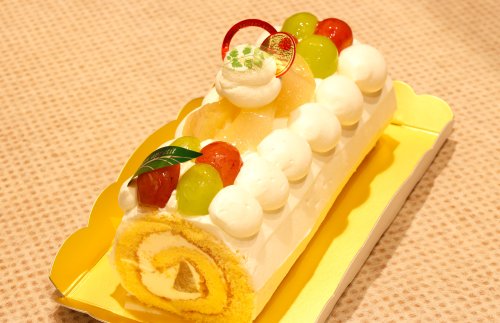 和梨とぶどうのロールケーキ|ロールケーキの中にも飾りにも梨を使用。白ワインと砂糖でコンポートにし、シャキシャキの食感を楽しめる季節限定商品です。
