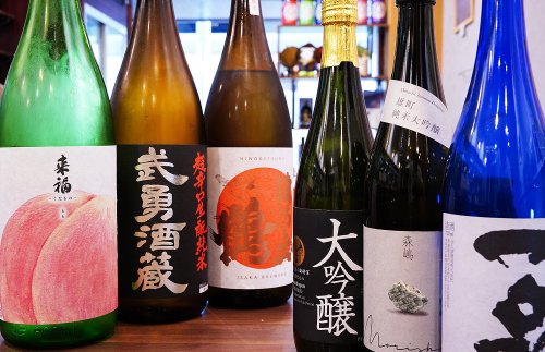 地酒各種|蔵元まで自ら足を運び、季節に応じて仕入れています。
日本酒は固定の銘柄を置かず、常に限定商品として提供しています。