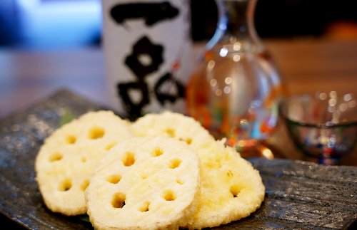 れんこんの天ぷら|茨城県産のシャキシャキれんこんを天ぷらにしました。
ひたちなか市産の藻塩と一緒にどうぞ。