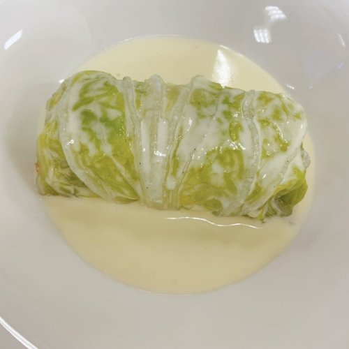 海老とマッシュルームの白菜包み　レモン風味のクリームソース