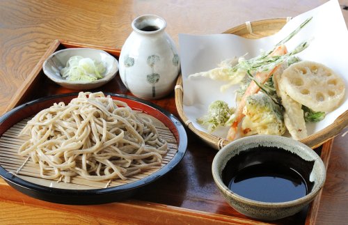 店主が毎朝採ってきた山菜と、新鮮な旬の野菜が7～8品入った天もり。
<br>
薄い衣でサクッと揚がった天ぷらは絶品です。