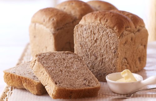 玄米もち麦食パン|玄米のプチプチ食感が楽しい自家製食パン。
もち麦の持っている栄養をそのまま頂けるように、製麦していないものを使用しています。農薬を使用せずに育てているもち麦を使用しています。