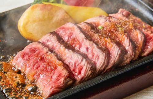 茨城県が誇る銘柄牛「常陸牛」の旨みをシンプルに味わえるレアステーキ。
素材の旨みを存分にご堪能ください。