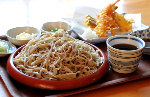 少し太めで香りのいいそばと、海老や旬の地元野菜の天ぷらに、小鉢も付きます。
