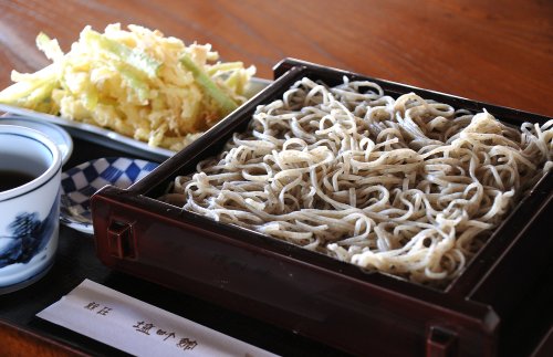 香り豊かで極細のそばと、綿実油でカラッと揚げた地元産ねぎの天ぷらのセット。
甘いねぎとそばの相性は抜群。