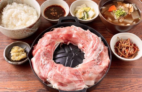 じご焼き御膳|じごいもの豚オリジナルの焼肉料理、名物「じご焼き」。お肉のうまみが詰まった脂が野菜と合わさり、五感でおいしさを感じられる逸品です。